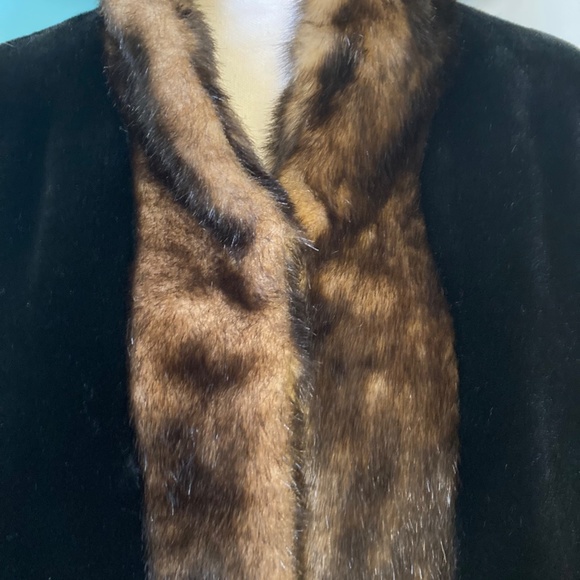 Olympia LTD faux fur black jacket- Sz M- Classic coat silhouette - Picture 2 of 8